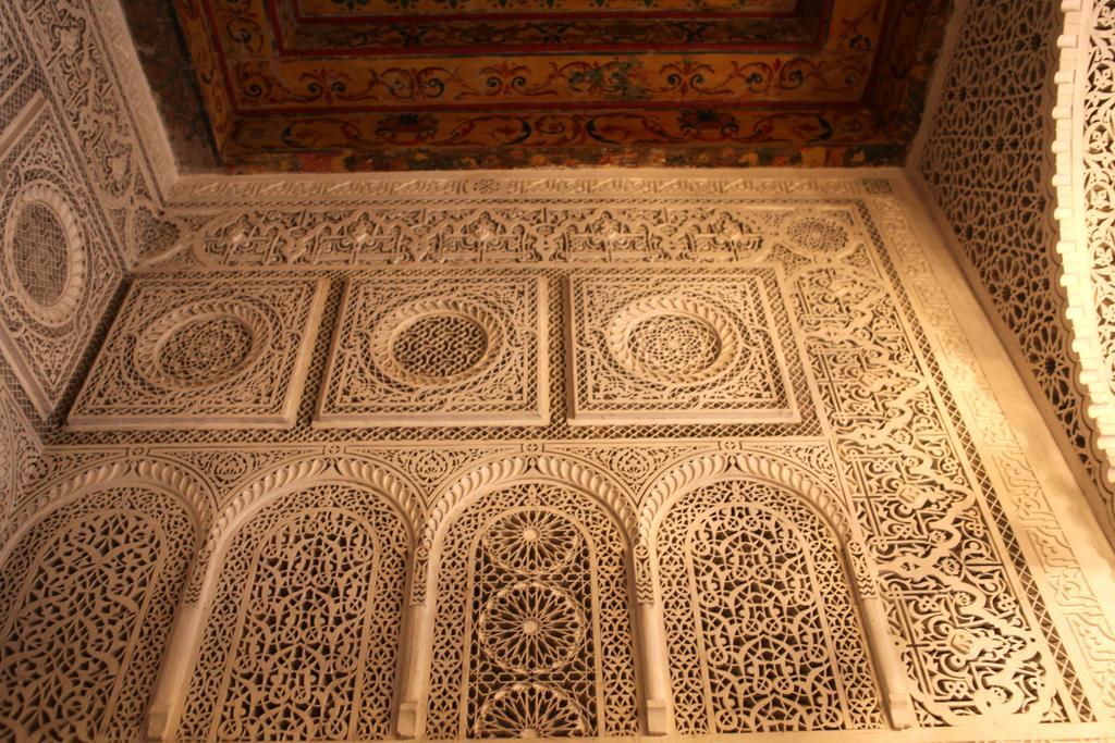 Palais Bayram Hotel Tunis Exterior photo The intricate stonework of the palace