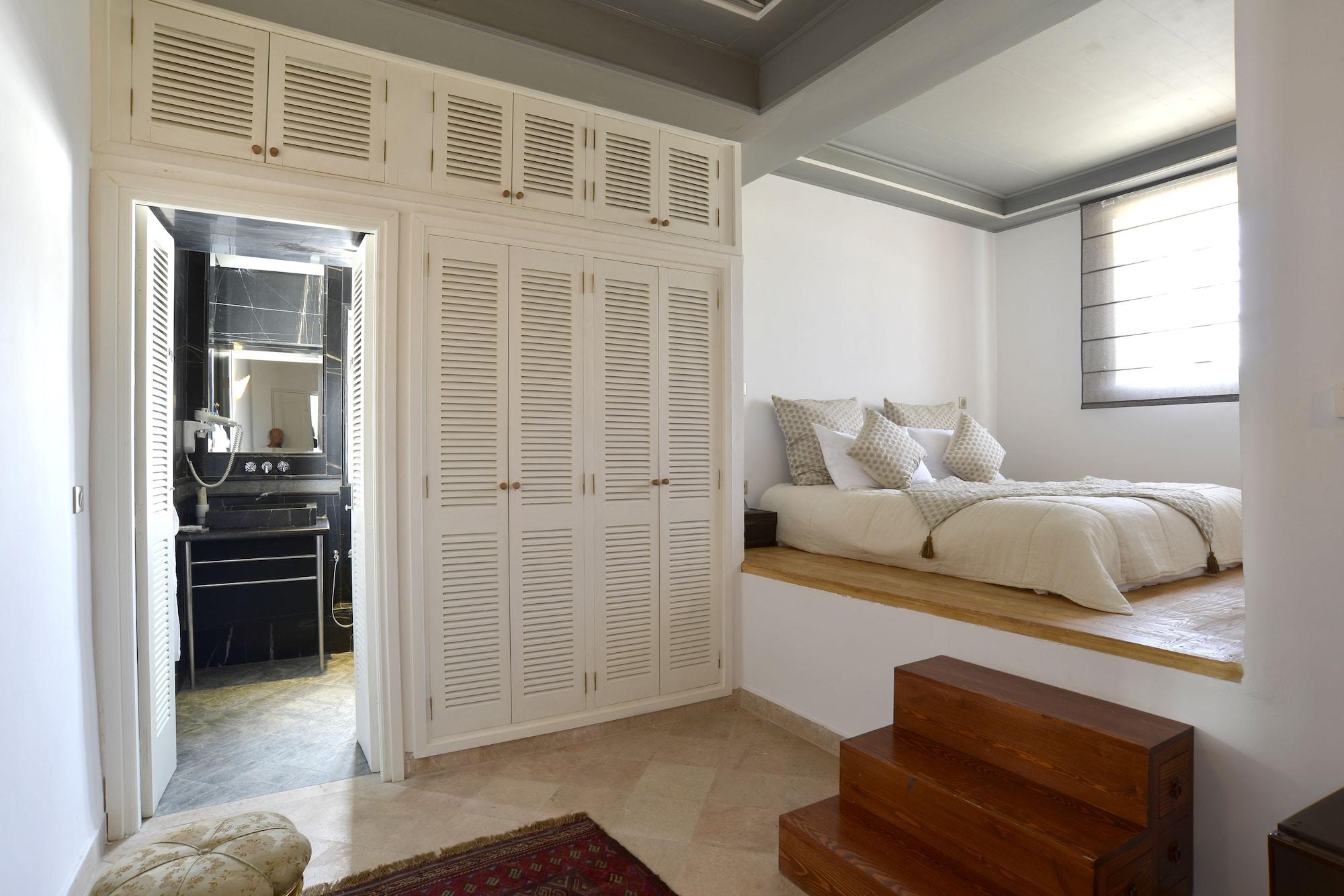 Palais Bayram Hotel Tunis Exterior photo A bedroom with a built-in bed
