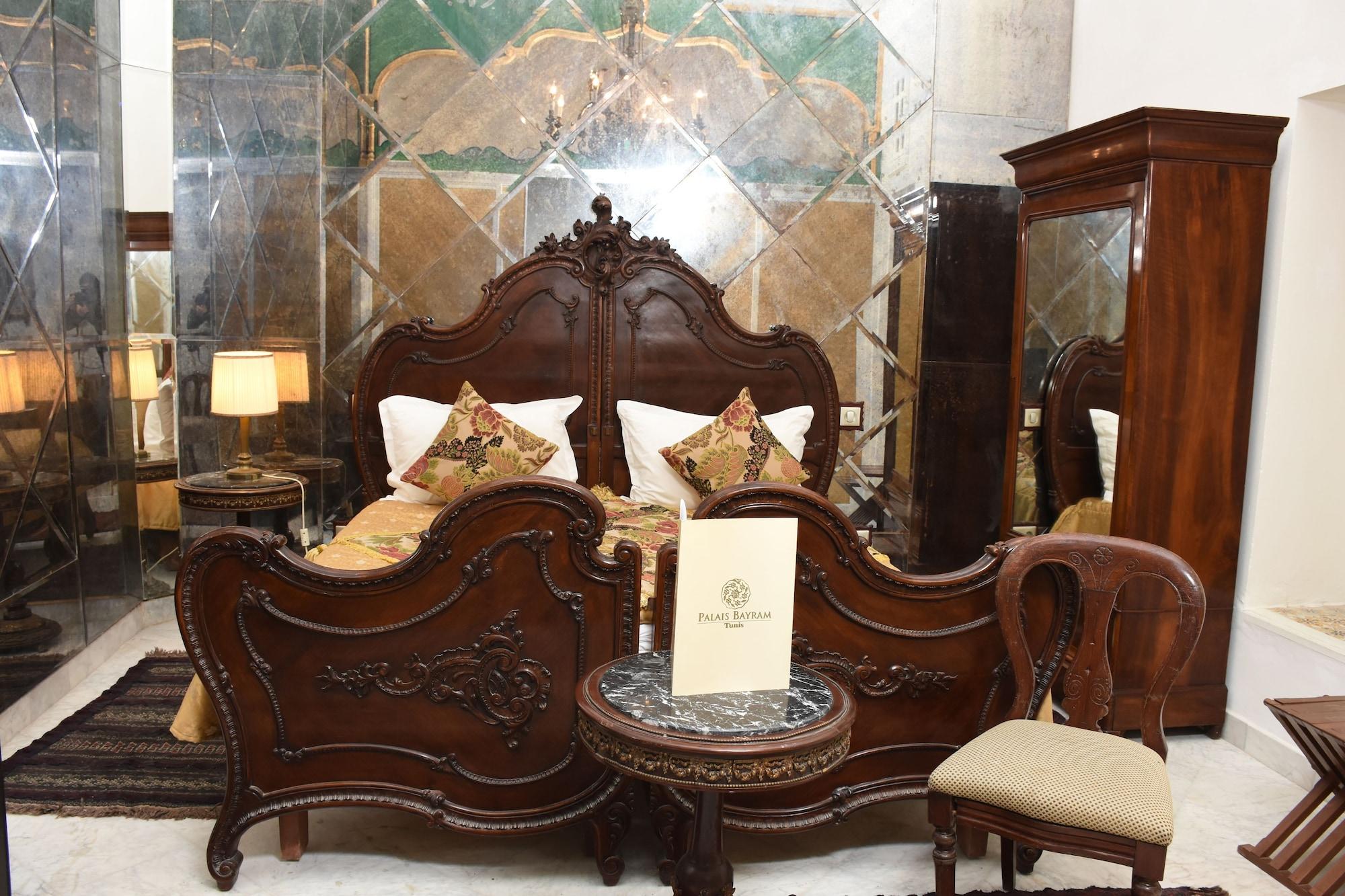 Palais Bayram Hotel Tunis Exterior photo Bedroom furniture