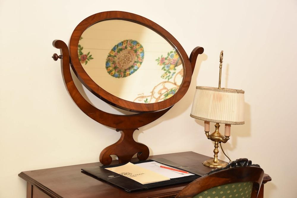Palais Bayram Hotel Tunis Exterior photo A shaving mirror