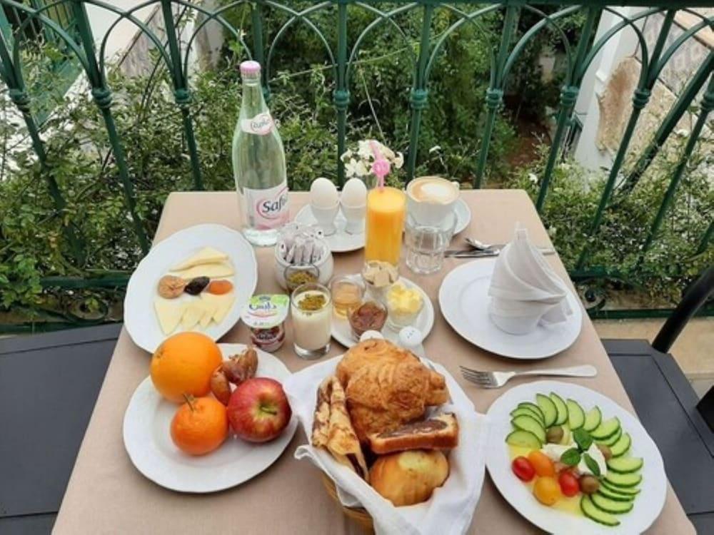 Palais Bayram Hotel Tunis Exterior photo A typical Israeli breakfast