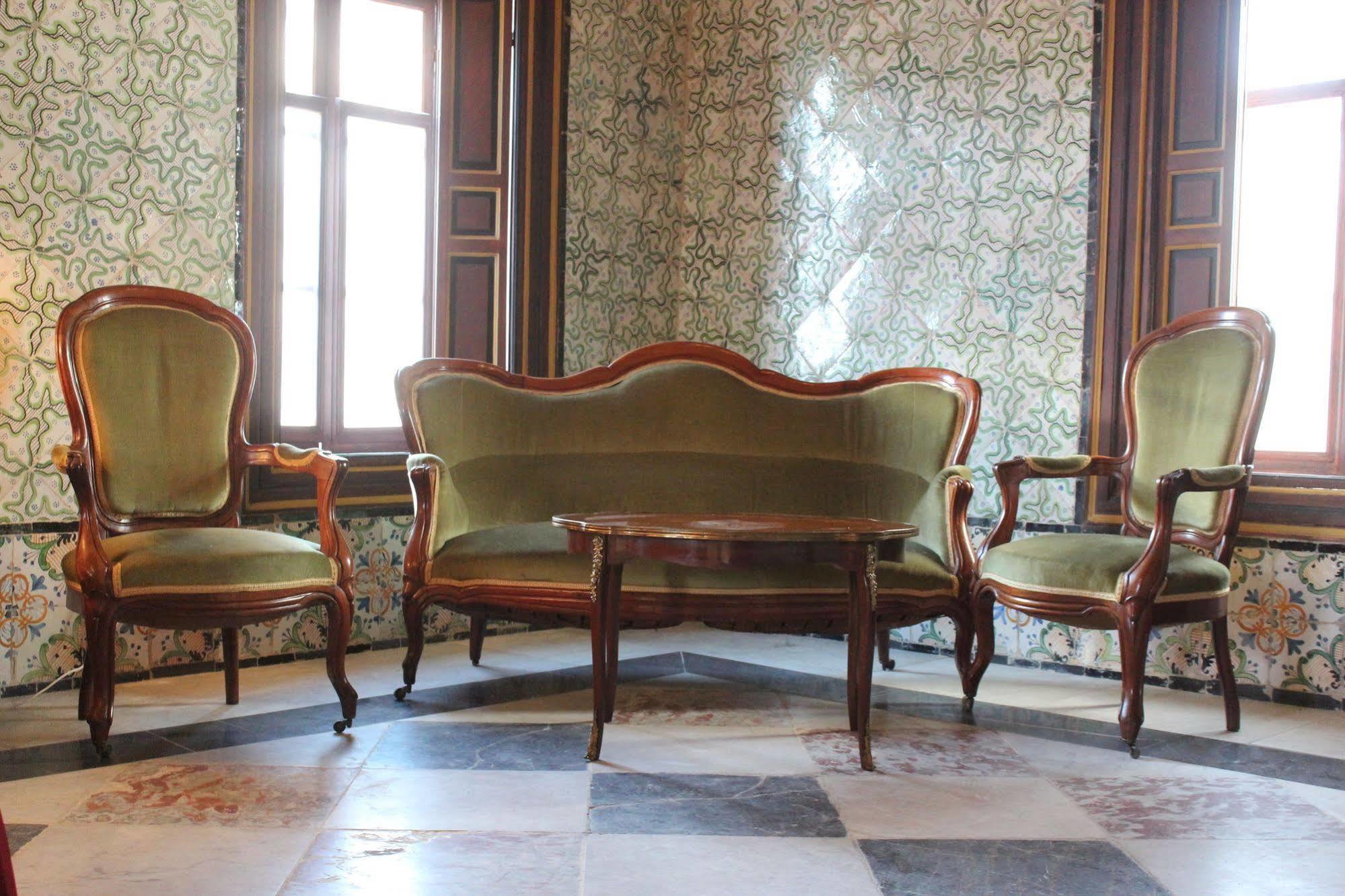 Palais Bayram Hotel Tunis Exterior photo Furniture in the palace
