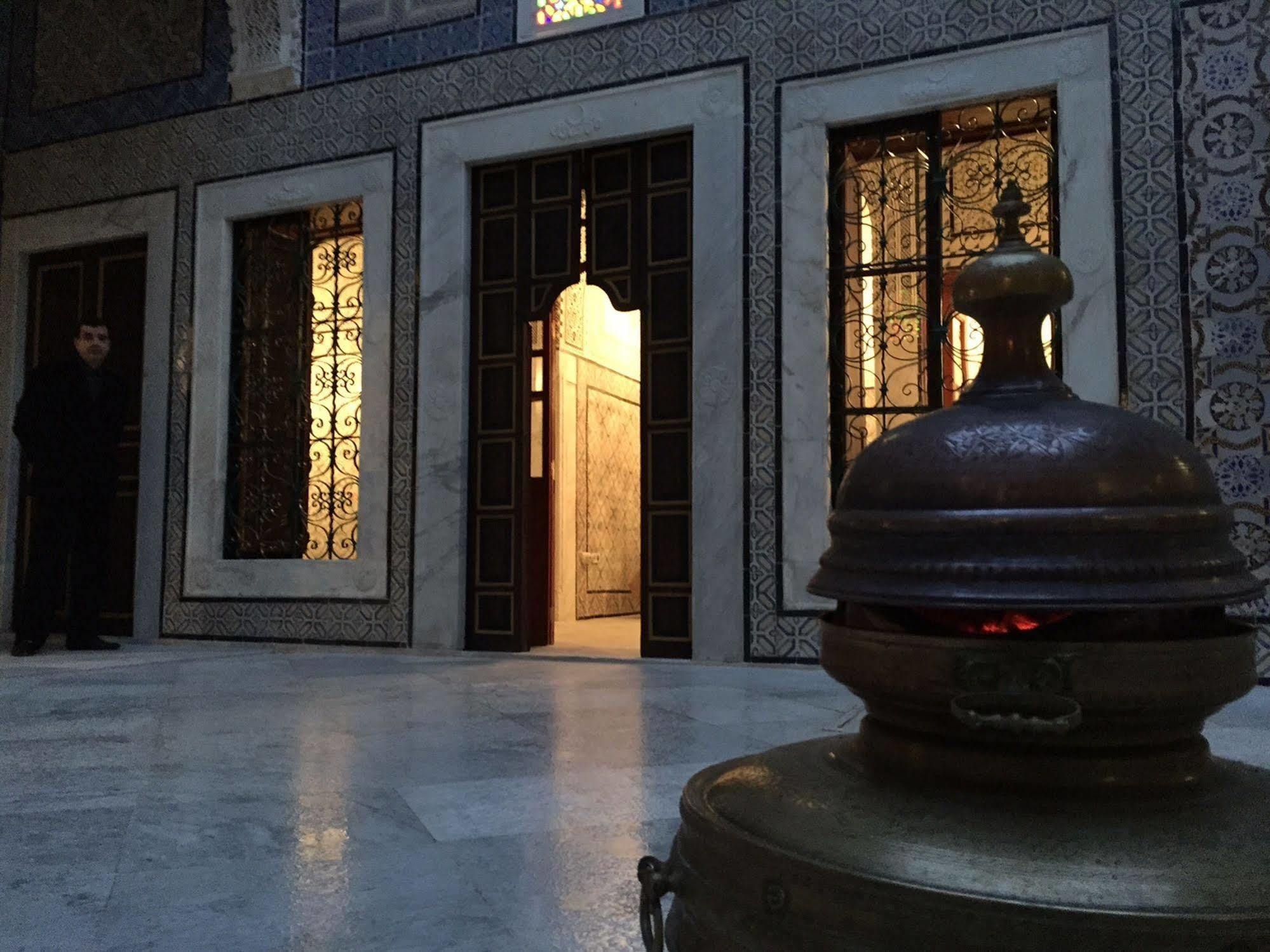Palais Bayram Hotel Tunis Exterior photo The entrance to the Sultanahmet Mosque