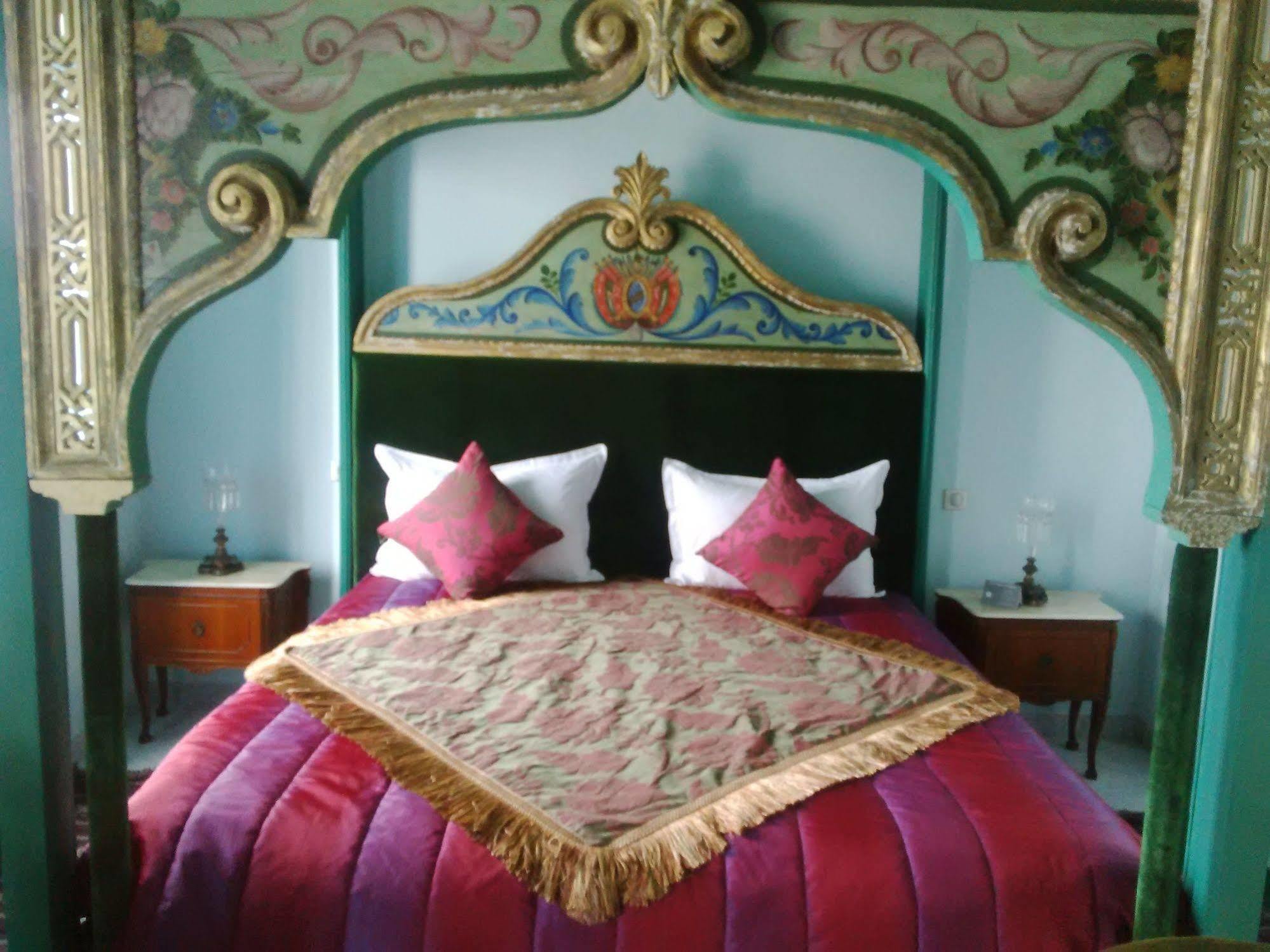 Palais Bayram Hotel Tunis Exterior photo A bedroom in the hotel