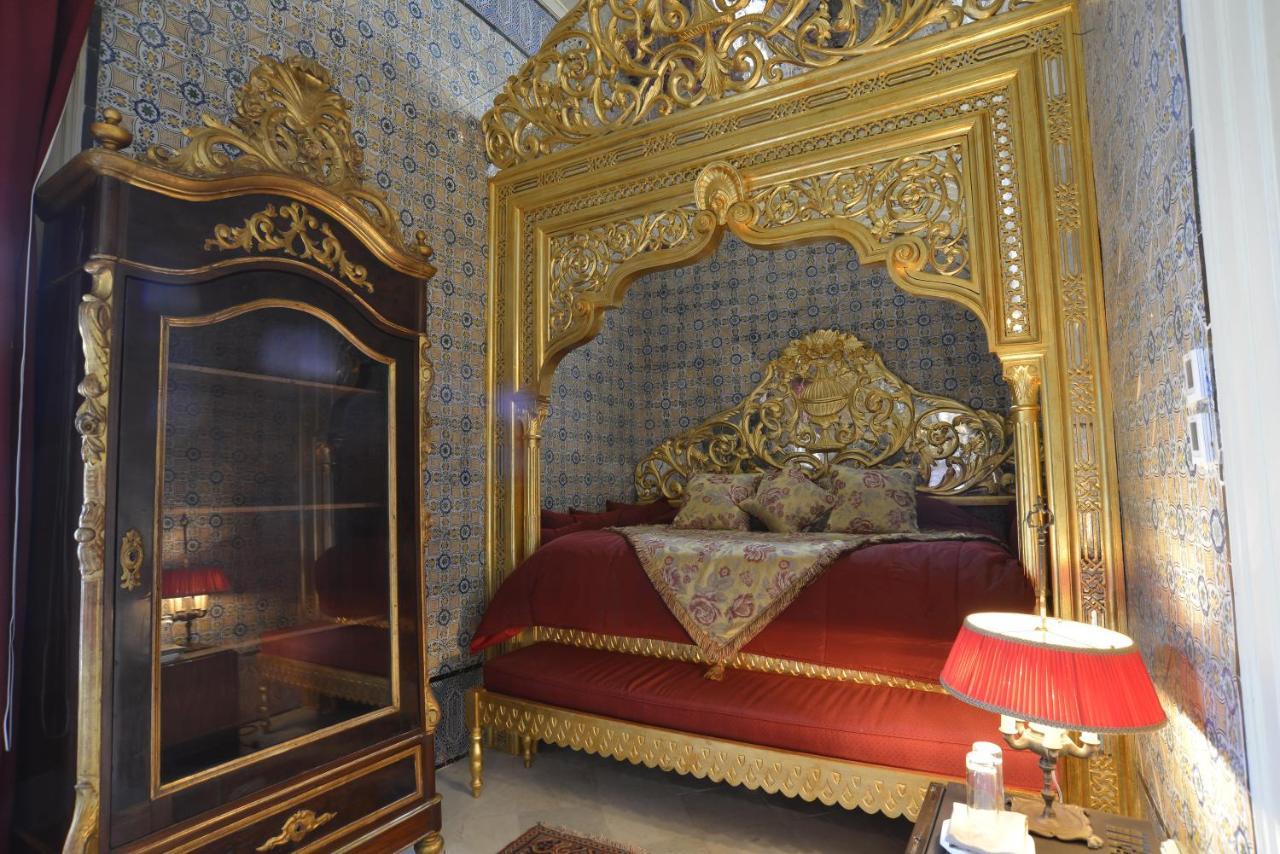 Palais Bayram Hotel Tunis Exterior photo A bedroom in the palace