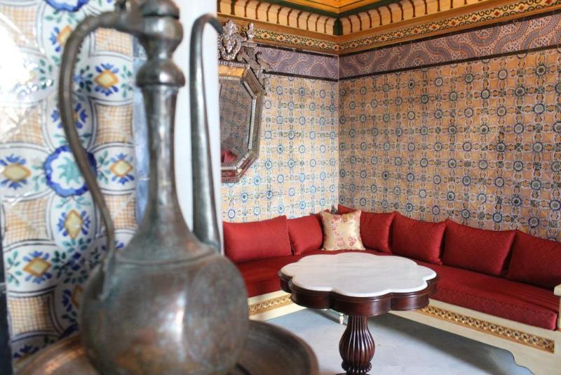 Palais Bayram Hotel Tunis Exterior photo A traditional Moroccan living room